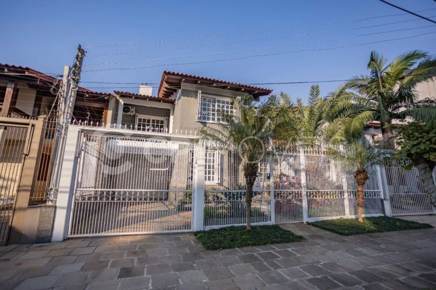 Casa/Sobrado em Porto Alegre, no bairro Jardim Lindóia, à venda.