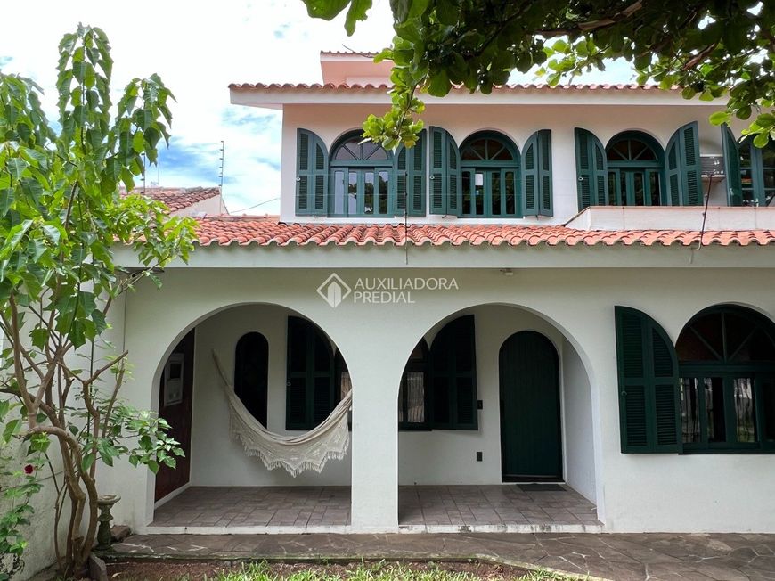 Espaço, conforto e muita área verde, definem essa casa.