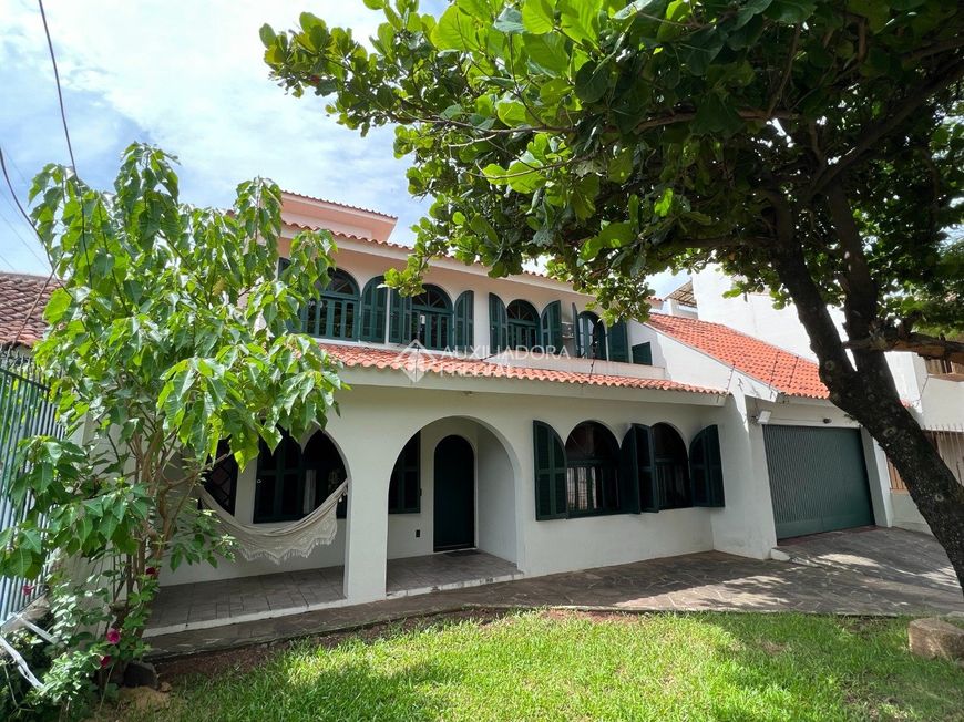Espaço, conforto e muita área verde, definem essa casa.