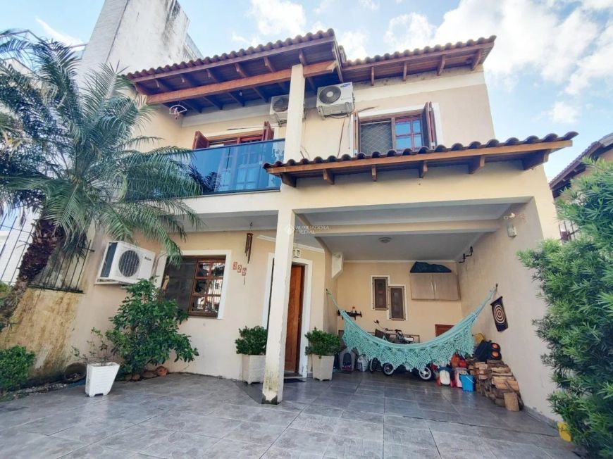 Casa com 3 dormitórios no bairro Hípica