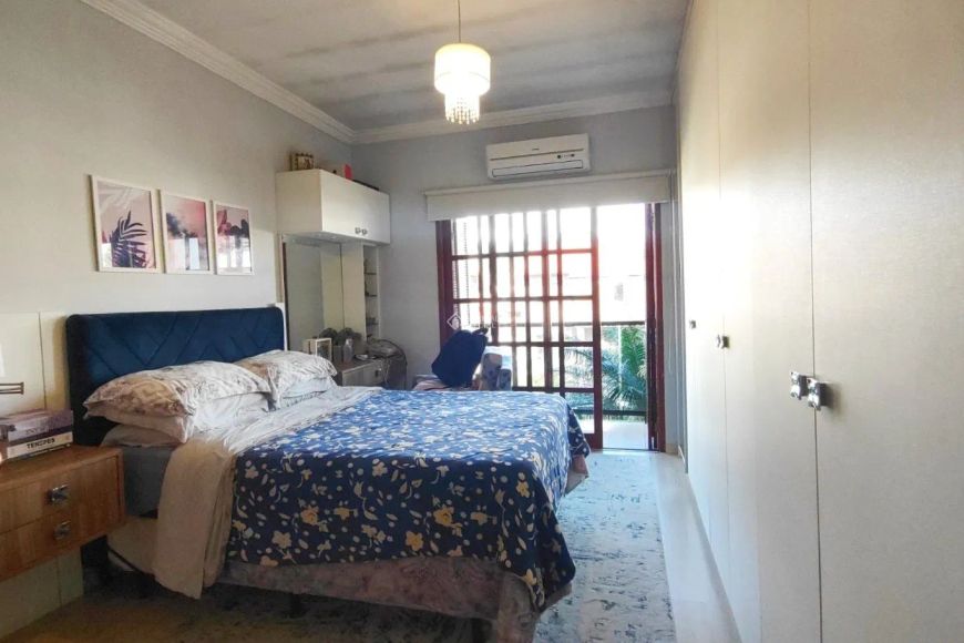 Casa com 3 dormitórios no bairro Hípica