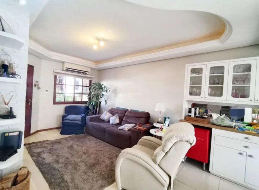 Casa com 3 dormitórios no bairro Hípica