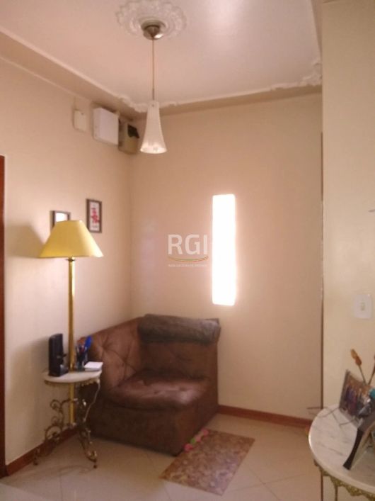 Casa em rua plana e silenciosa, próximo a todos os recursos no bairro Sarandi, de 3 Dormitórios, uma
