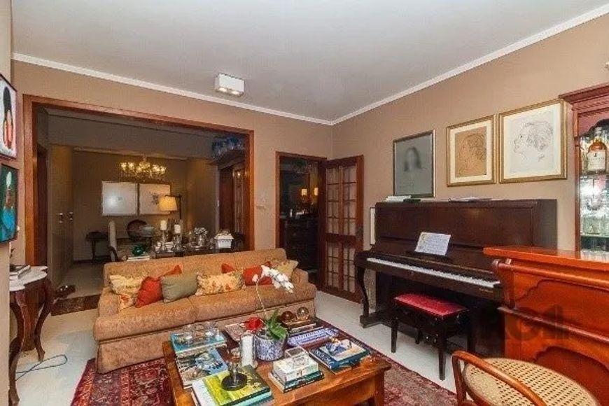 Apartamento Garden com 3 dormitórios, 121m² reformado, no coração do Moinhos de Vento. Possui living