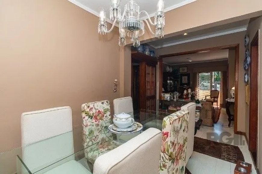 Apartamento Garden com 3 dormitórios, 121m² reformado, no coração do Moinhos de Vento. Possui living