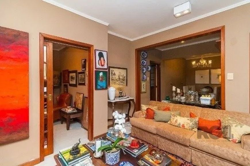 Apartamento Garden com 3 dormitórios, 121m² reformado, no coração do Moinhos de Vento. Possui living