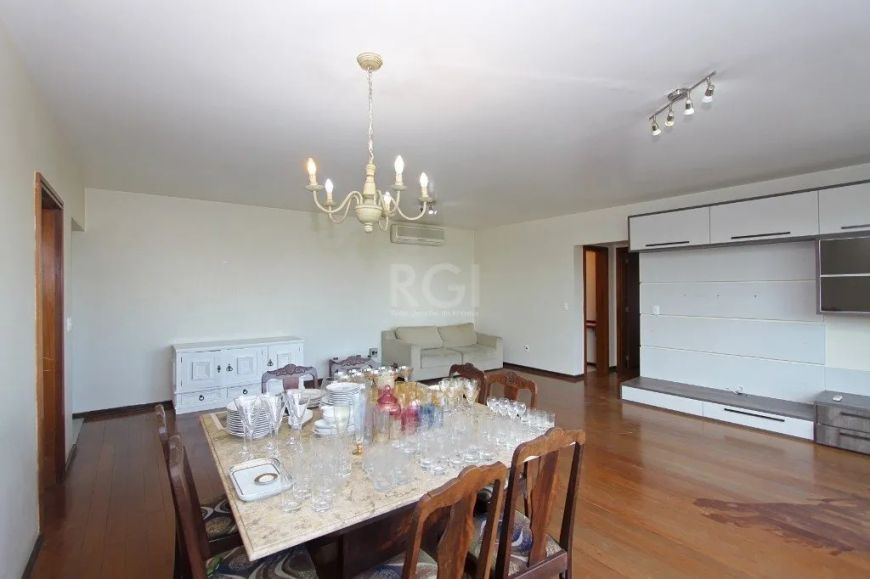 Ótimo apartamento em condomínio tradicional no Moinhos de Vento, com 127m² privativos, semi mobiliad