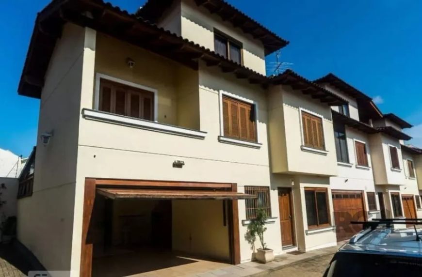 Linda casa em condomínio fechado!. São 165,40 m²privativos ,03 quartos sendo 01 suíte e área de serv