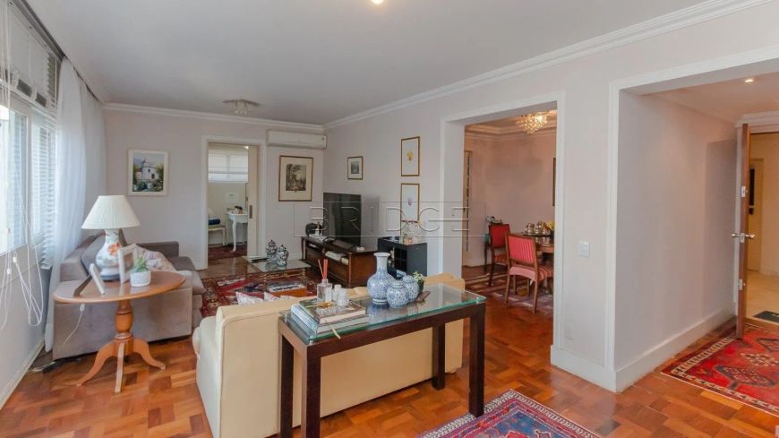 Apartamento com 3 quartos e 2 vagas de garagem no Bairro Moinhos de Vento / RS