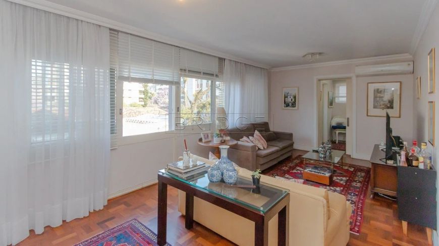 Apartamento com 3 quartos e 2 vagas de garagem no Bairro Moinhos de Vento / RS