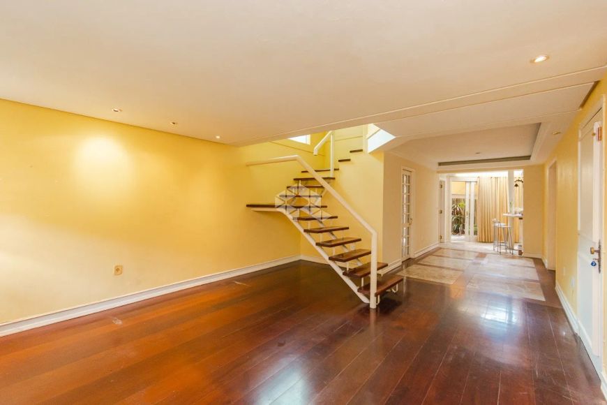 Casa em Condominio com 03 dormitórios