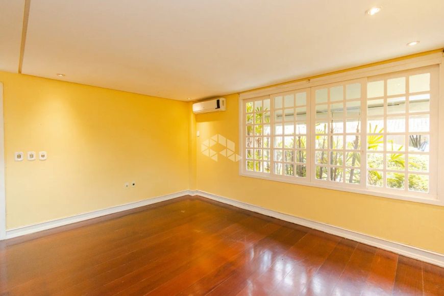 Casa em Condominio com 03 dormitórios