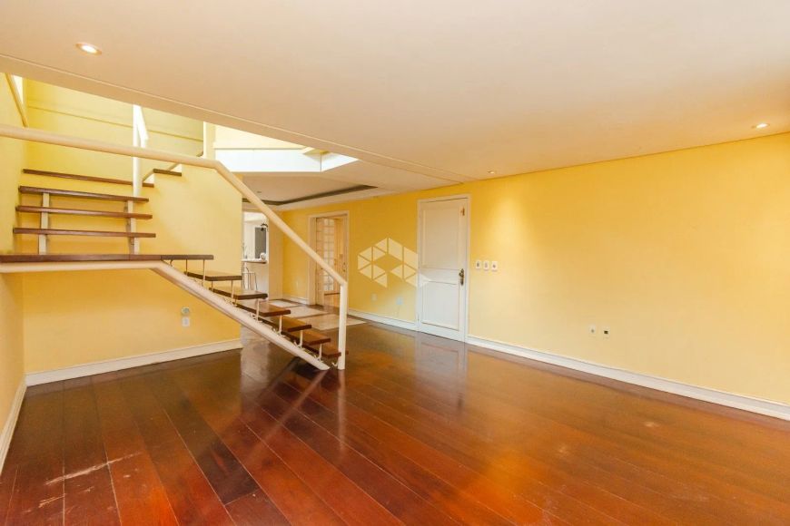 Casa em Condominio com 03 dormitórios