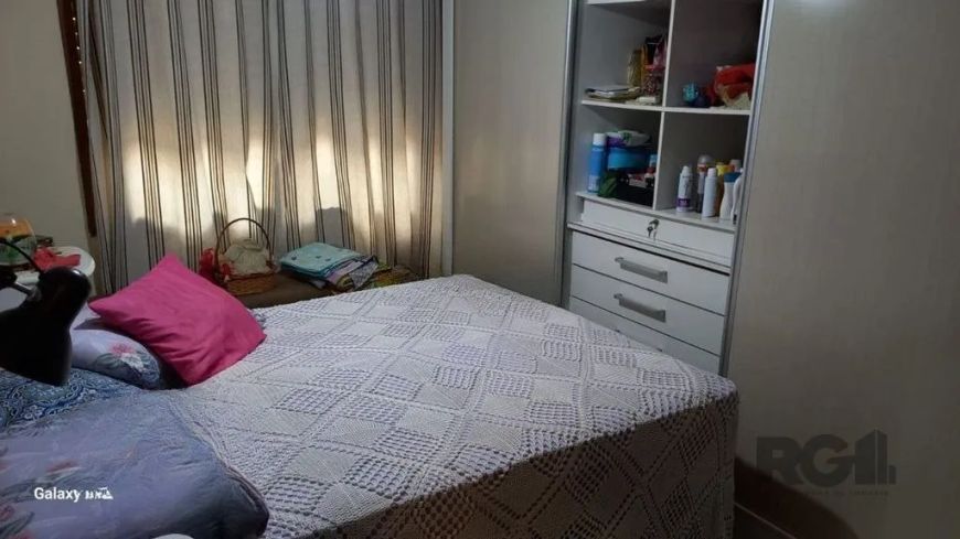 Casa térrea no bairro Rubem Berta com 3 quartos, sendo uma suíte. Possui um amplo living, cozinha in