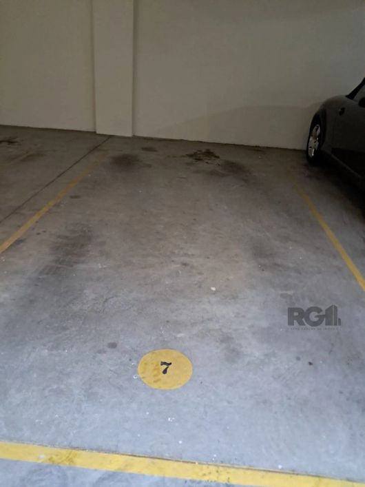 Apartamento de dois quartos, suíte e uma vaga de garagem no bairro Santana em Porto Alegre.Amplo apa
