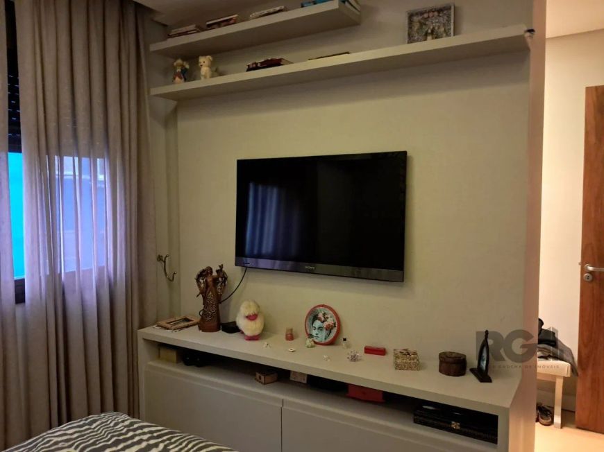 Apartamento de dois quartos, suíte e uma vaga de garagem no bairro Santana em Porto Alegre.Amplo apa