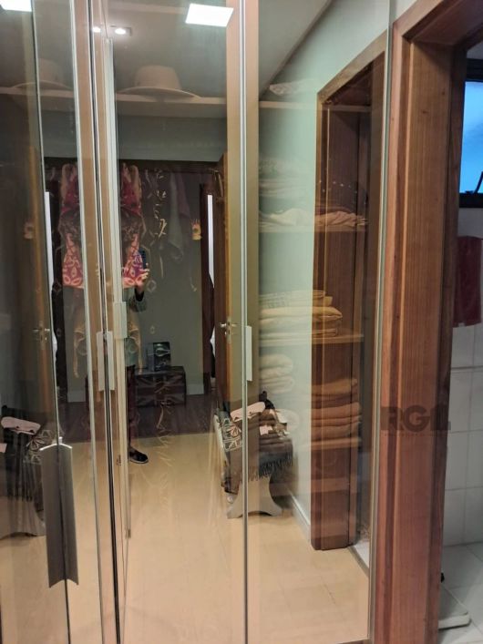 Apartamento de dois quartos, suíte e uma vaga de garagem no bairro Santana em Porto Alegre.Amplo apa