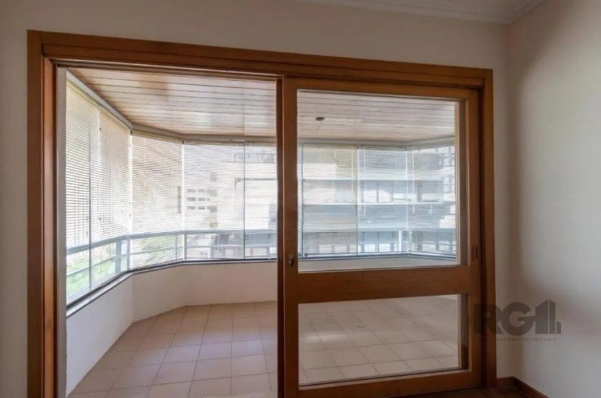 Amplo partamento a venda no Bairro Menino Deus. Composto de 2 dormitórios, sendo uma suíte com close