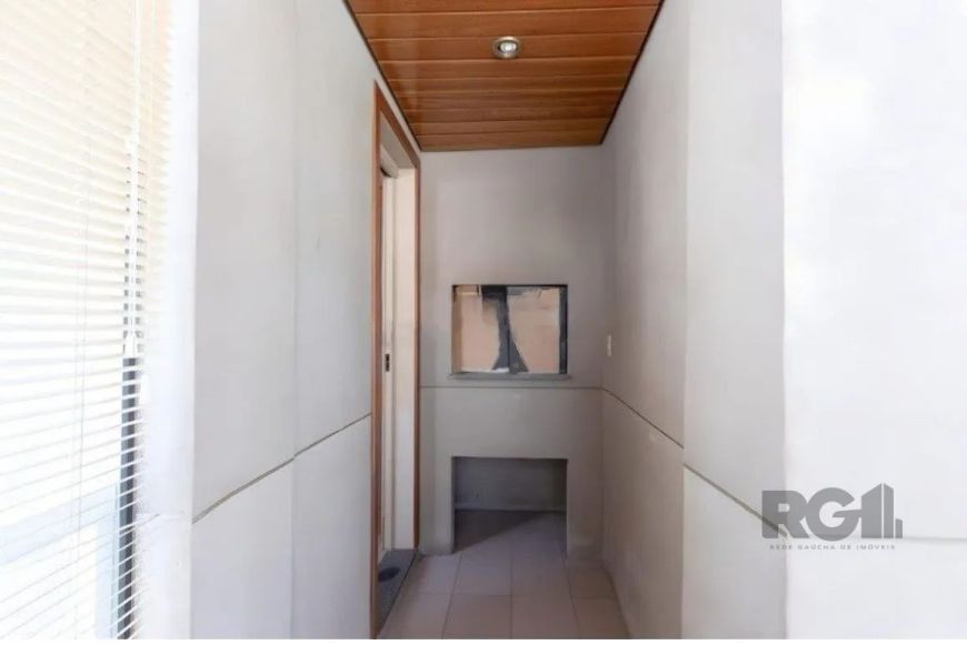 Amplo partamento a venda no Bairro Menino Deus. Composto de 2 dormitórios, sendo uma suíte com close