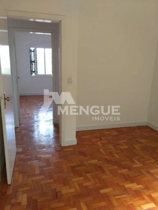 Vende-se Casa com 3 dormitórios sendo 1 suíte, vaga para 6 carros no Bairro J. Carvalho por R$ R$ 83