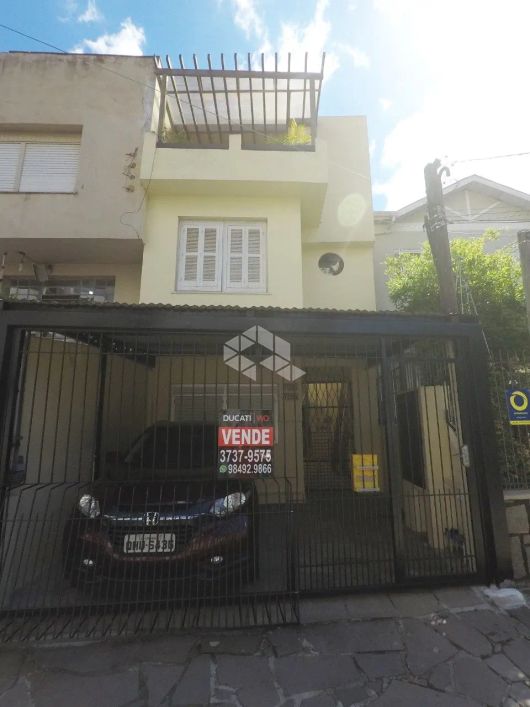 Prédio com 300m², 3 apartamentos e 03 vagas no bairro Auxiliadora.