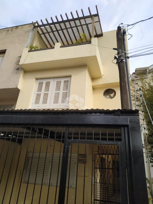 Prédio com 300m², 3 apartamentos e 03 vagas no bairro Auxiliadora.