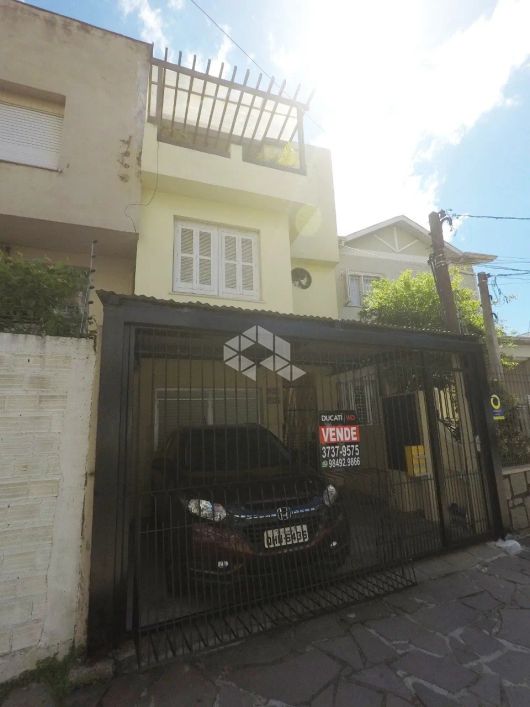 Prédio com 300m², 3 apartamentos e 03 vagas no bairro Auxiliadora.