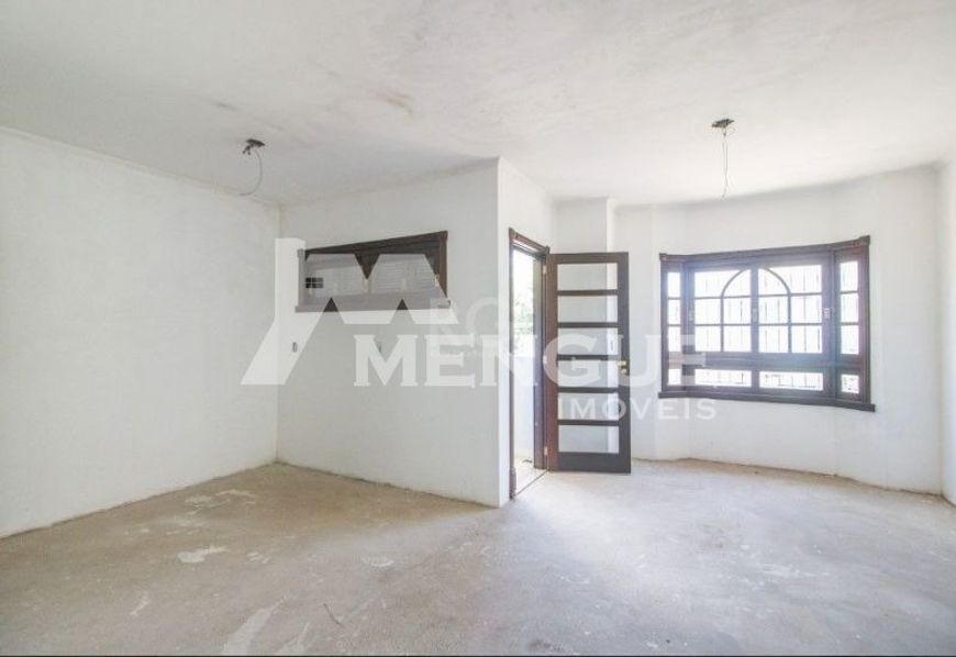 Casa/Sobrado com 3 dormitórios sendo 1 suíte e 3 vagas à venda no bairro Jardim Planalto em Porto Al