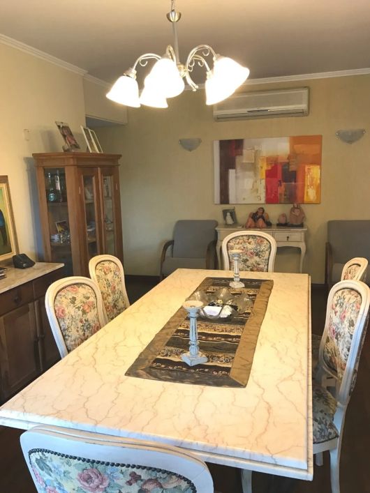 Características do Imóvel: Área útil de 153m², proporcionando amplo espaço para conforto e bem-estar