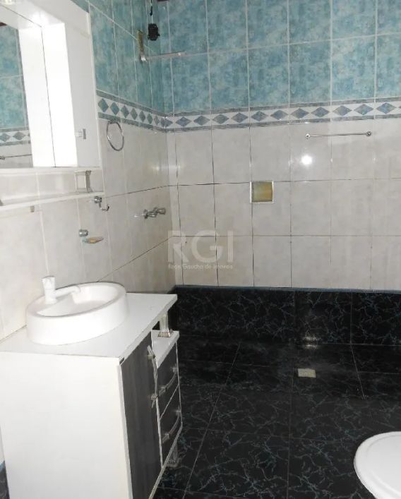 Casa localizada no bairro Protásio Alves, com 400m². Imóvel com 5 dormitórios, sala de estar/jantar,