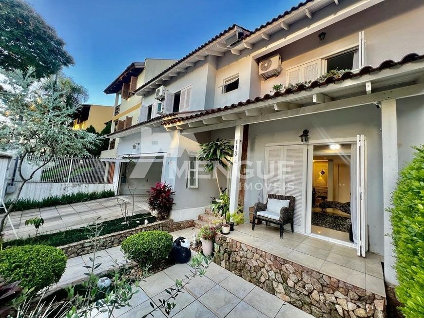 Casa com 3 dormitórios e 3 vagas à venda no bairro Jardim Planalto em Porto Alegre com 267,00m² por