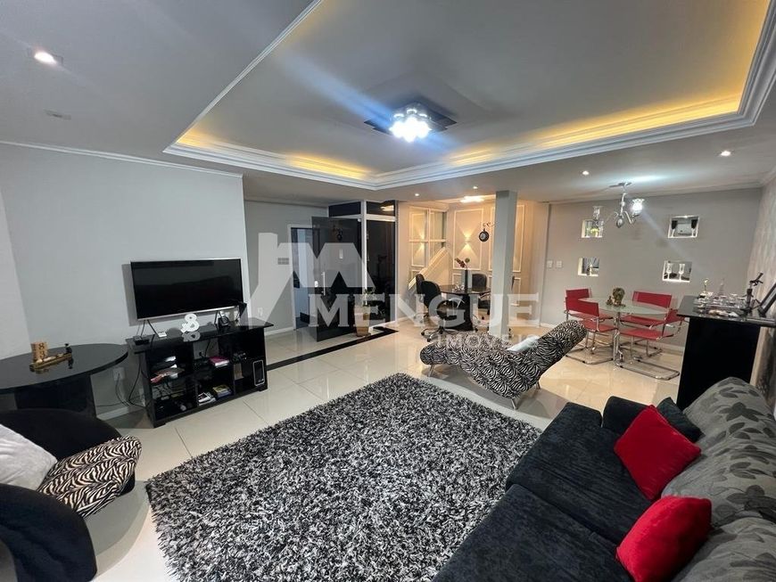 Casa com 3 dormitórios e 3 vagas à venda no bairro Jardim Planalto em Porto Alegre com 267,00m² por