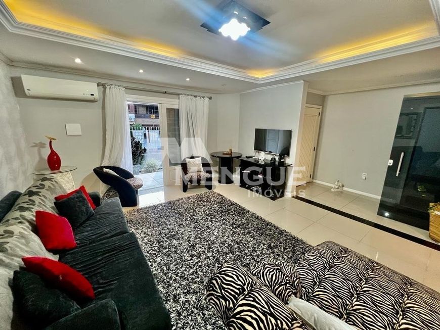 Casa com 3 dormitórios e 3 vagas à venda no bairro Jardim Planalto em Porto Alegre com 267,00m² por