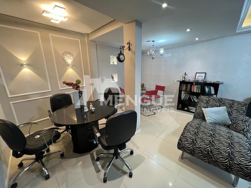 Casa com 3 dormitórios e 3 vagas à venda no bairro Jardim Planalto em Porto Alegre com 267,00m² por