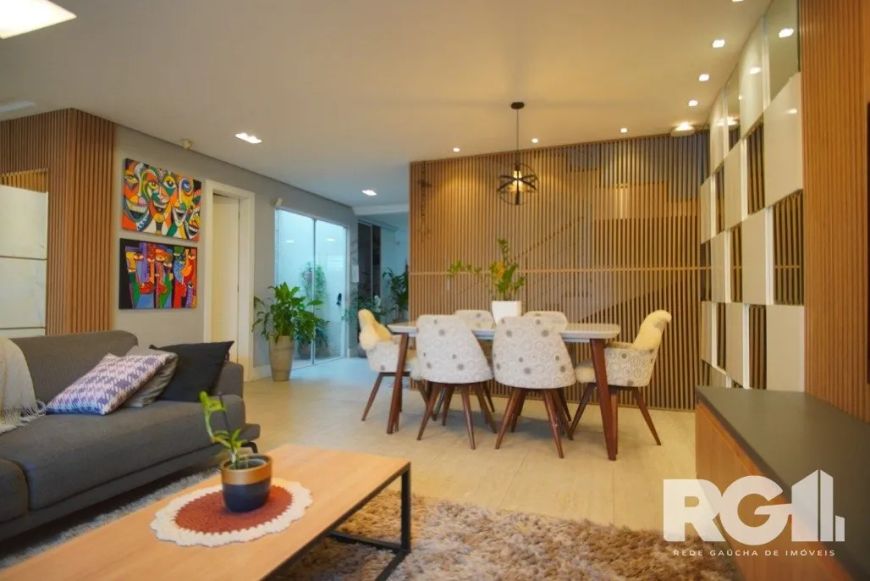 Casa sobrado no Jardim Lindóia, com 3 dormitórios e 5 banheiros (sendo 3 suítes, 1 banheiro social e