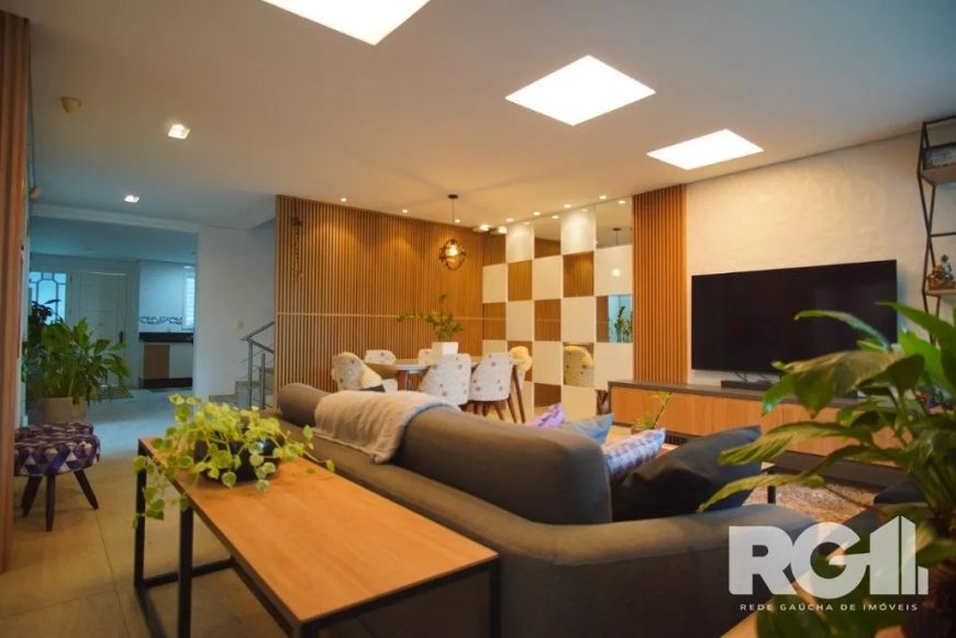 Casa sobrado no Jardim Lindóia, com 3 dormitórios e 5 banheiros (sendo 3 suítes, 1 banheiro social e