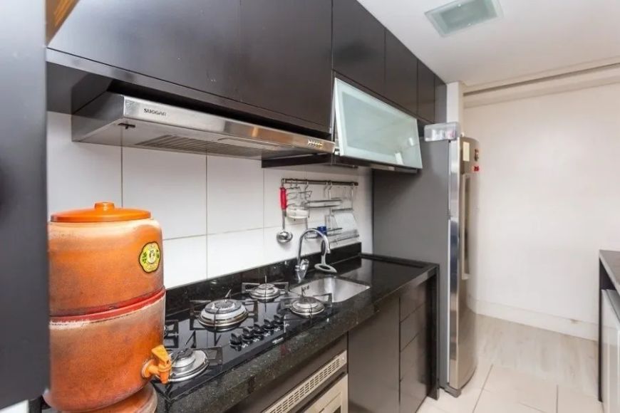 Apartamento com 3 dormitórios, Frei Germano - Partenon Excelente apartamento semimobiliado, andar al
