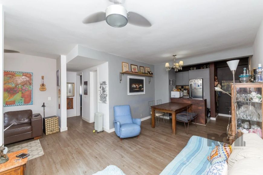 Diferenciado apartamento com 3 dormitórios (transformado em 2) 76m2 no bairro Morro Santana.Condomín
