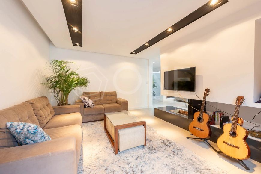 Casa com 4 quartos sendo 3 suítes, no bairro Chácara das Pedras