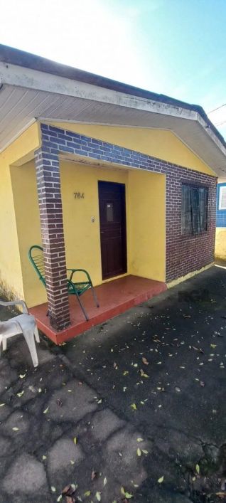 Oportunidade na zona sul, terreno com duas casas, 03 dormitórios e cozinha com churrasqueira.