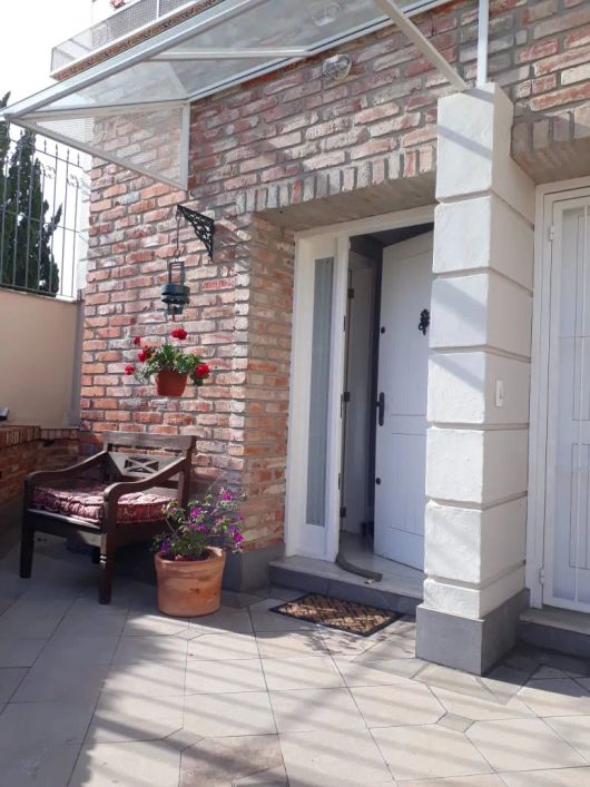Casa em condomínio à venda no bairro Chácara Das Pedras com 168 m² e 3 dormitórios.