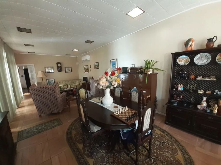 CASA (290,00 m²) de área privativa - 3 dormitórios, sendo um suíte. Em um terreno de 11 x 33,50 com