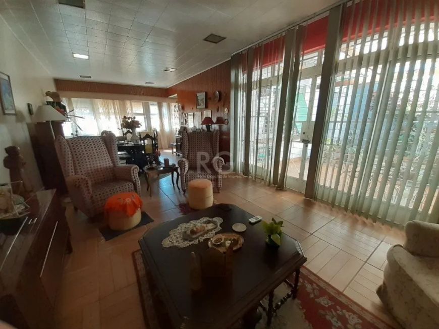 CASA (290,00 m²) de área privativa - 3 dormitórios, sendo um suíte. Em um terreno de 11 x 33,50 com