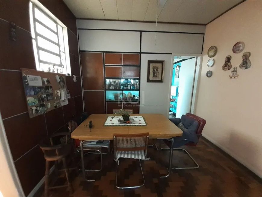 CASA (290,00 m²) de área privativa - 3 dormitórios, sendo um suíte. Em um terreno de 11 x 33,50 com