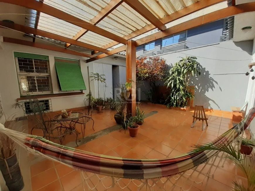 CASA (290,00 m²) de área privativa - 3 dormitórios, sendo um suíte. Em um terreno de 11 x 33,50 com