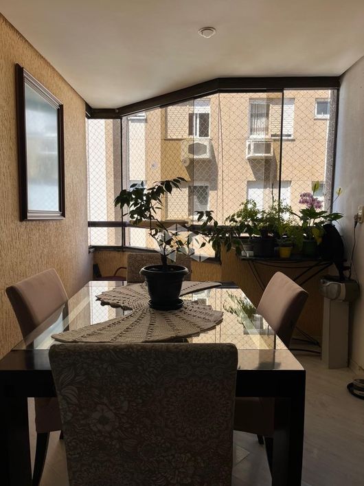 Apartamento de 02 dormitórios com sacada e churrasqueira no Bairro Cristal