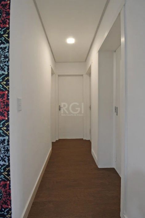 Excelente apartamento no bairro Teresópolis, com 2 dormitórios,living com sacada integrada com churr