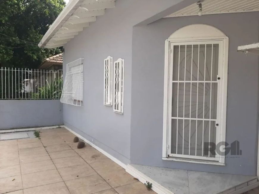Casa à venda no bairro Sarandi, em Porto Alegre! Este amplo imóvel possui 281m² de área construída,