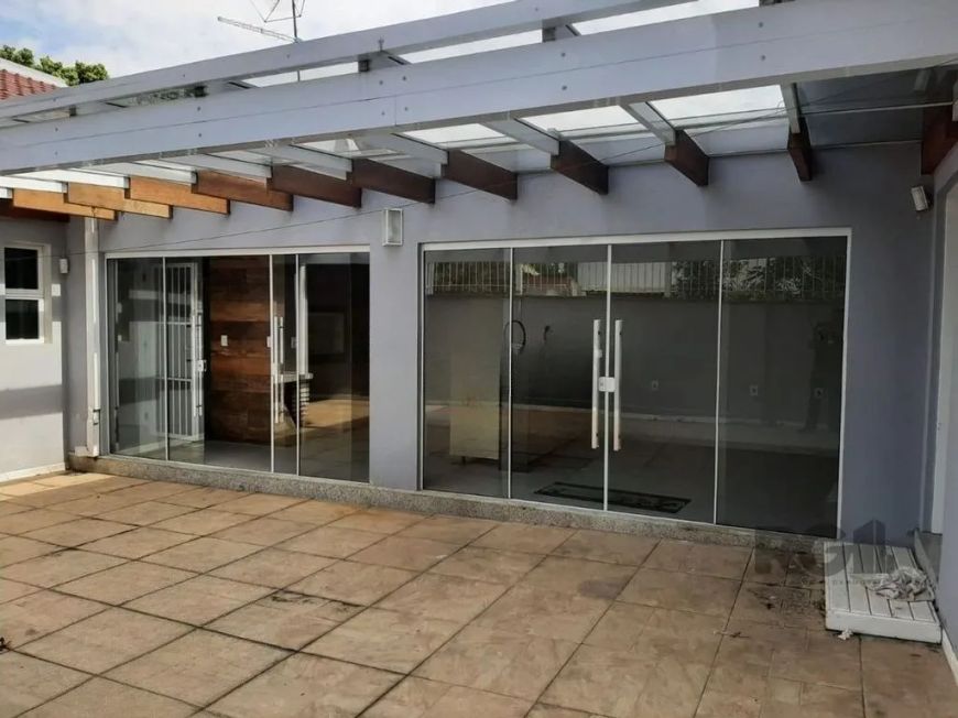 Casa à venda no bairro Sarandi, em Porto Alegre! Este amplo imóvel possui 281m² de área construída,