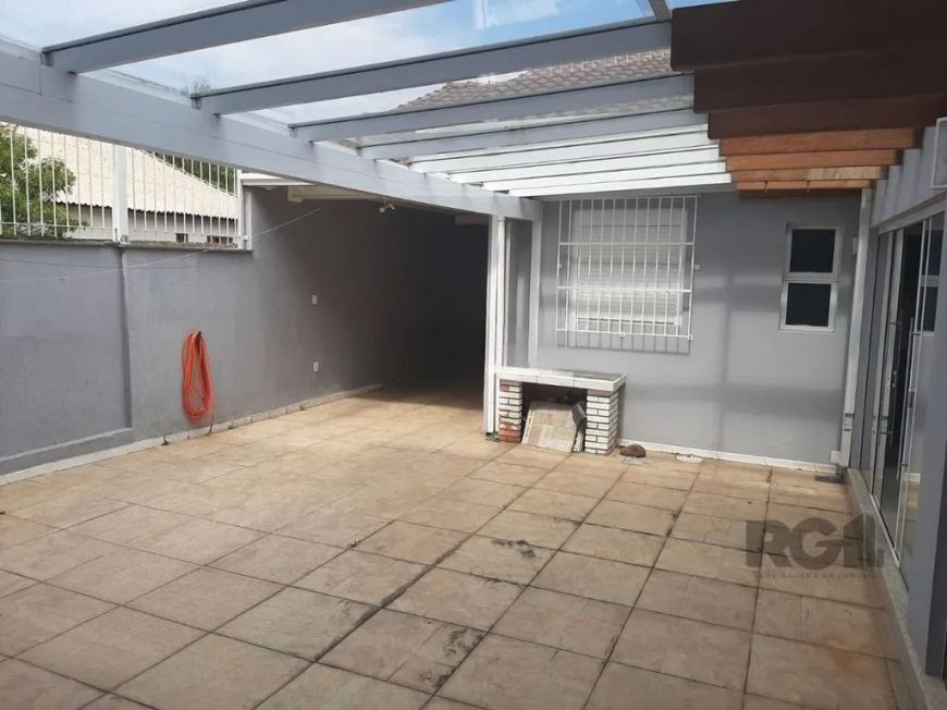 Casa à venda no bairro Sarandi, em Porto Alegre! Este amplo imóvel possui 281m² de área construída,